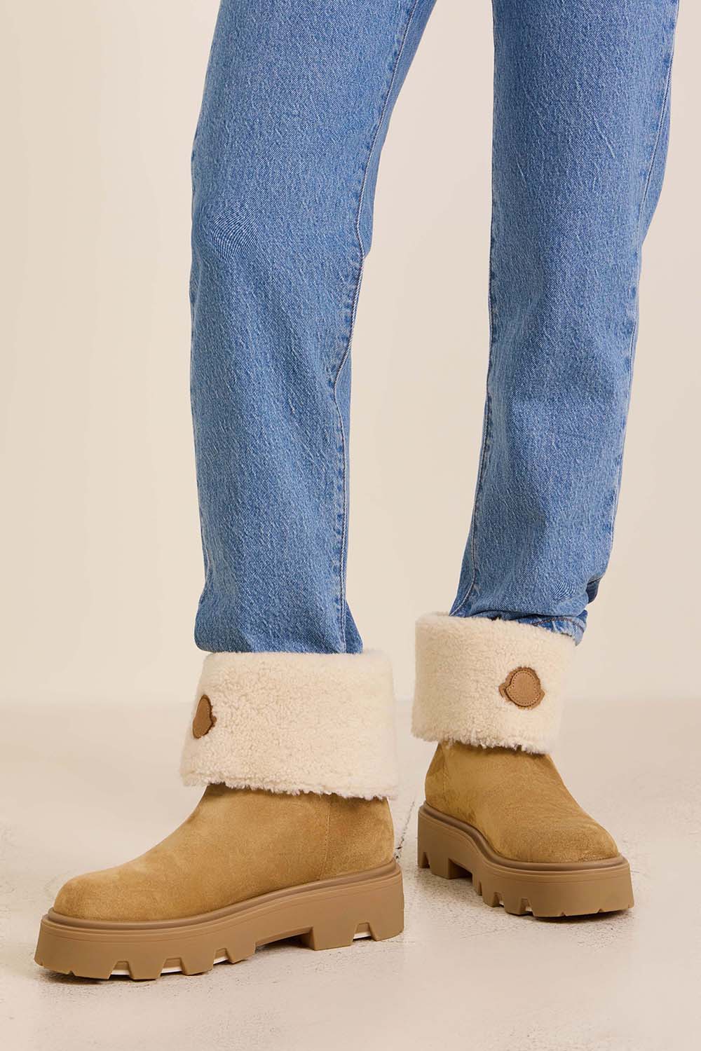 תמונת כל הלוק של מגפוני שרלינג